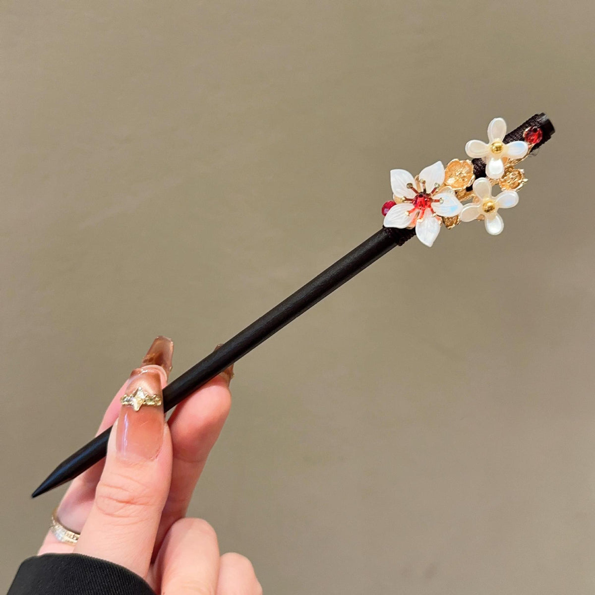 Varilla de madera para el cabello con flores y borla