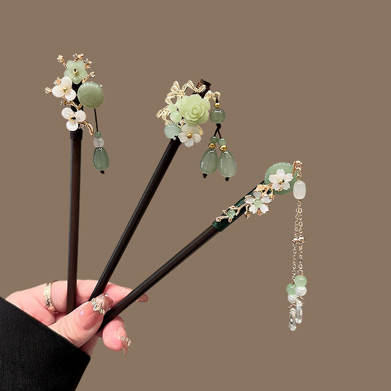 Varilla de madera para el cabello con flores y borla