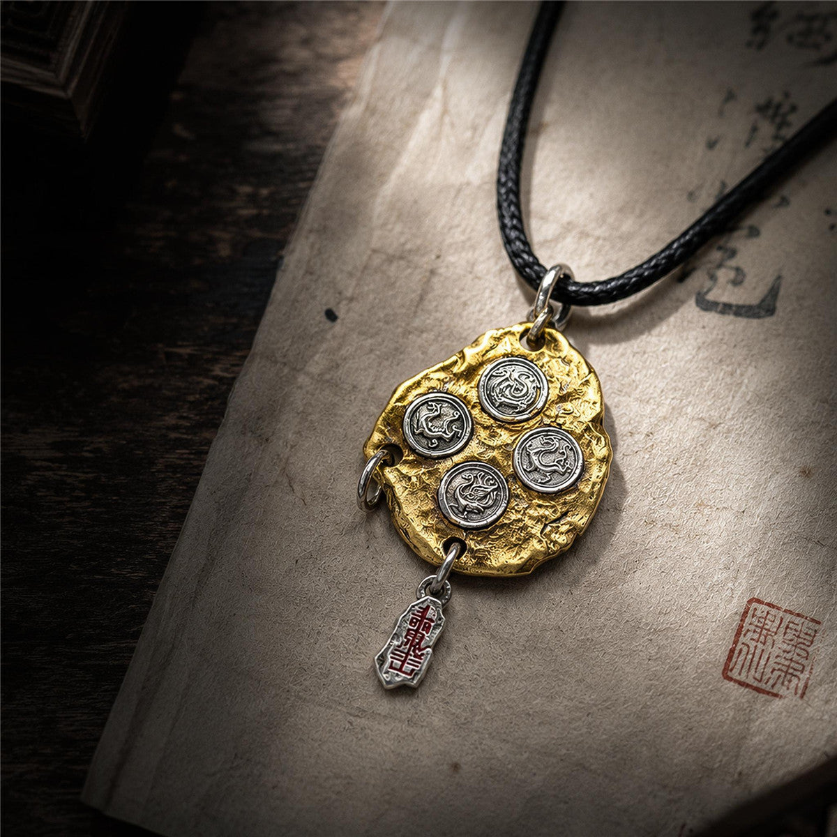 Collar con colgante de los Cuatro Símbolos taoístas – Amuleto chino vintage