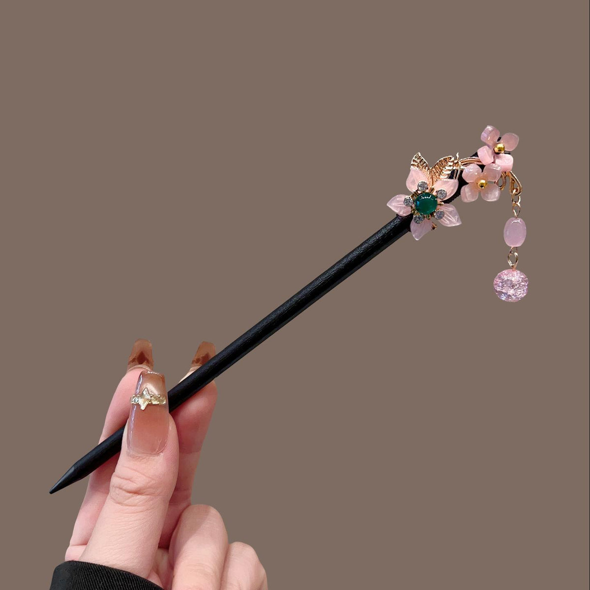 Varilla de madera para el cabello con flores y borla