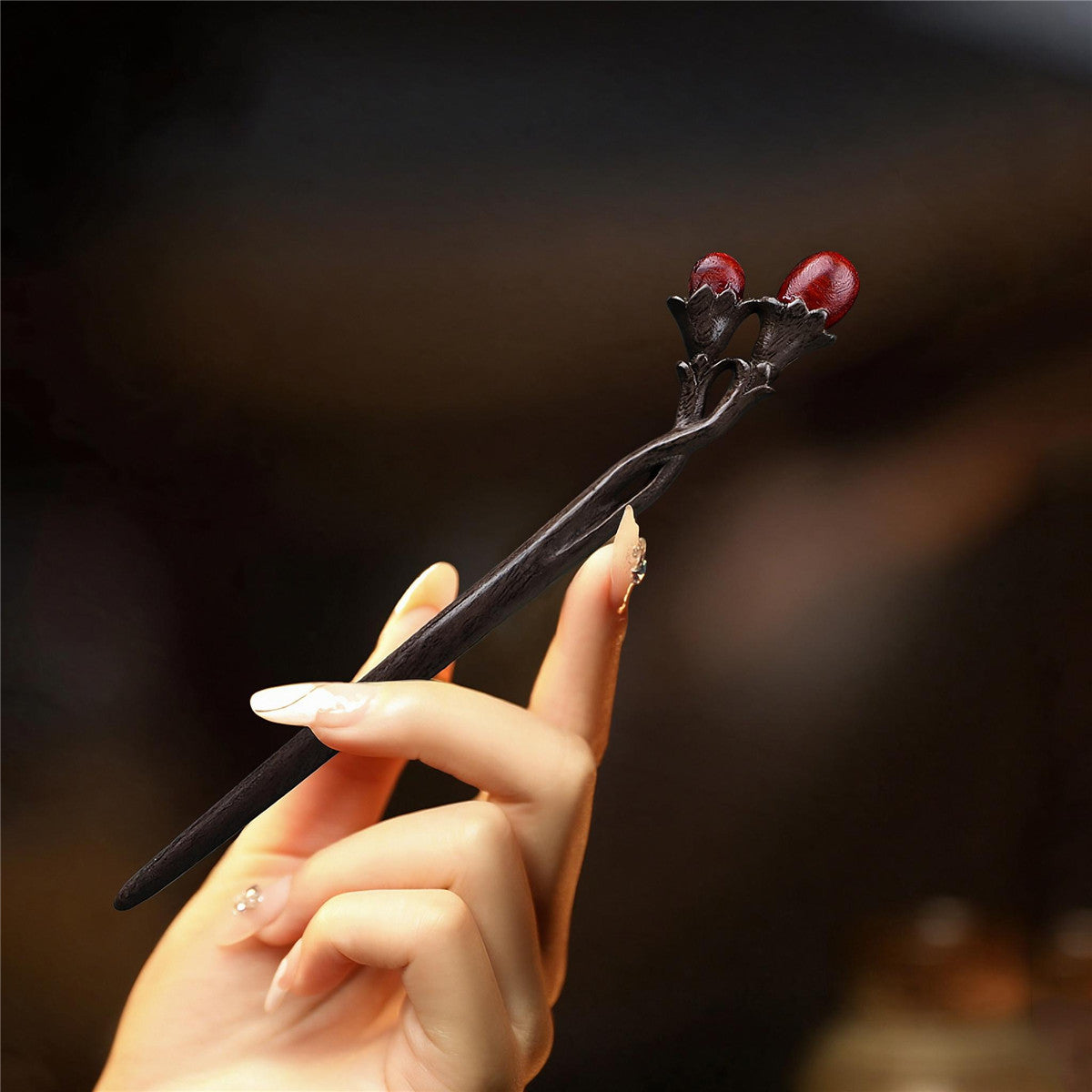 Baguette à cheveux chinoise en bois sculptée d’une pivoine et ornée d’un pompon