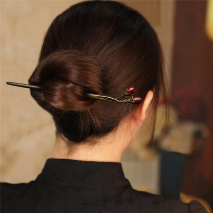 Baguette à cheveux chinoise en bois sculptée d’une pivoine et ornée d’un pompon