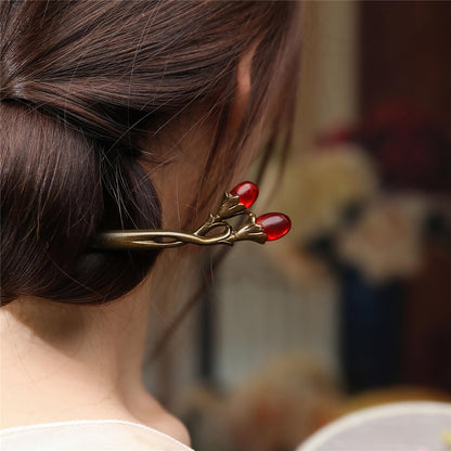 Baguette à cheveux chinoise en bois sculptée d’une pivoine et ornée d’un pompon