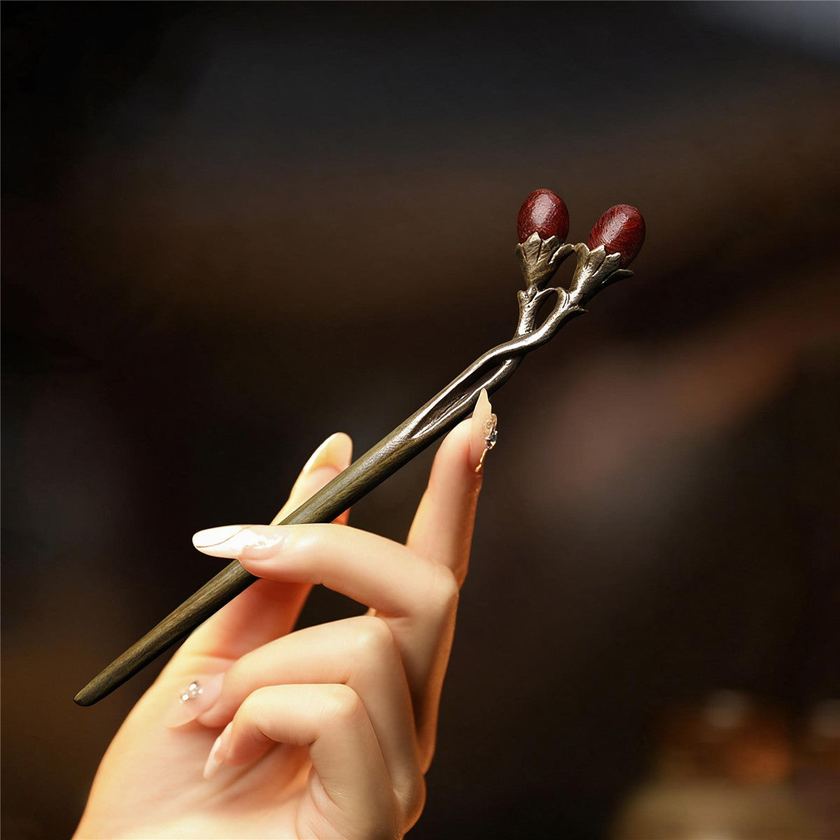 Baguette à cheveux chinoise en bois sculptée d’une pivoine et ornée d’un pompon
