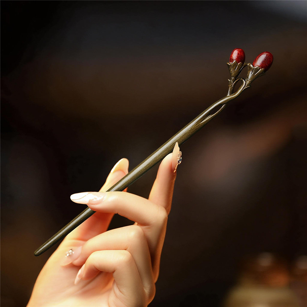 Baguette à cheveux chinoise en bois sculptée d’une pivoine et ornée d’un pompon